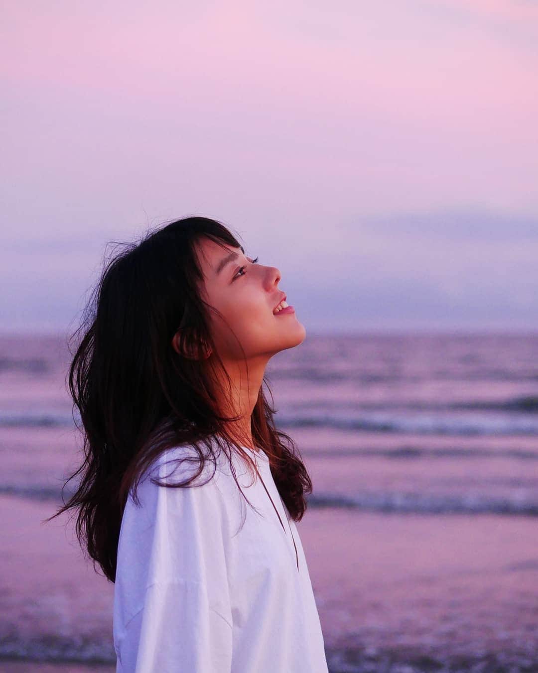 小野木里奈さんのインスタグラム写真 - (小野木里奈Instagram)「_ 天気が良かった時期に海を見に行っていたのだ！🐚 . すっごくいい感じに日の入りの時にピンク色になったの✨ 潮風か強くて髪の毛爆発したけど、素敵な空間だったなぁ。 .」7月6日 0時43分 - rina_onogi