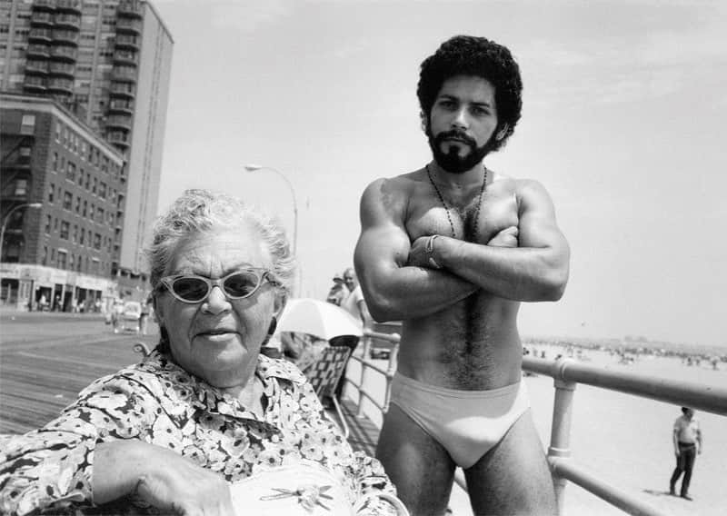 AnOther Magazineさんのインスタグラム写真 - (AnOther MagazineInstagram)「Hanging out on the Boardwalk with #ArleneGottfried, 1976 ☀️⁠⠀ ⁠⠀ Gottfried described her photographic practice as “a life of wandering”. Born and raised in Coney Island in 1950, she was interested in the people of New York and Brooklyn and felt compelled to document them for most of her life. When she died in 2017, she left behind some 15,000 photographs – some of which are on display at a new retrospective in Cologne. Link in bio 🔗⁠⠀ ⁠⠀ 📸 is Angel and Woman, Broadwalk Brighton Beach New York, 1976, by Arlene Gottfried」7月6日 0時45分 - anothermagazine