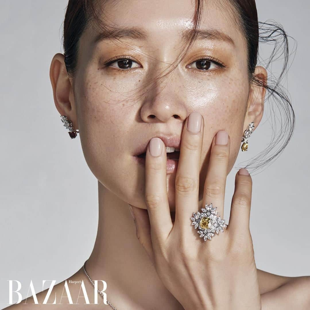 ピアジェさんのインスタグラム写真 - (ピアジェInstagram)「Breathtaking. Model @parksera210 wears a set of #PiagetHighJewellery set with vivid yellow diamonds and deep red rubies in @harpersbazaarkorea. Fashion Editor: @coona00, photographer: @photokyj8, hair: @hyonjin82, makeup: Hyeryeong Park. #Piaget #PiagetAsSeenIn #HarpersBazaar #HarpersBazaarKorea」7月6日 1時00分 - piaget