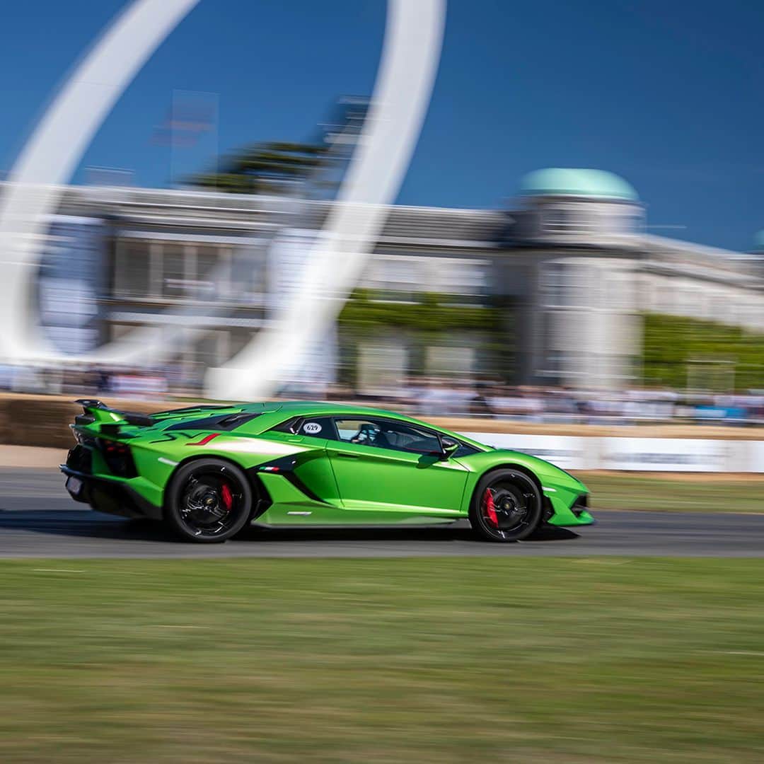 ランボルギーニのインスタグラム：「Our masterpieces are already racing at @fosgoodwood Festival of Speed, showing our performance on the hillclimb!  #Lamborghini #HuracanEVOSpyder #AventadorSVJ #Urus #SinceWeMadeItPossible #FOS」