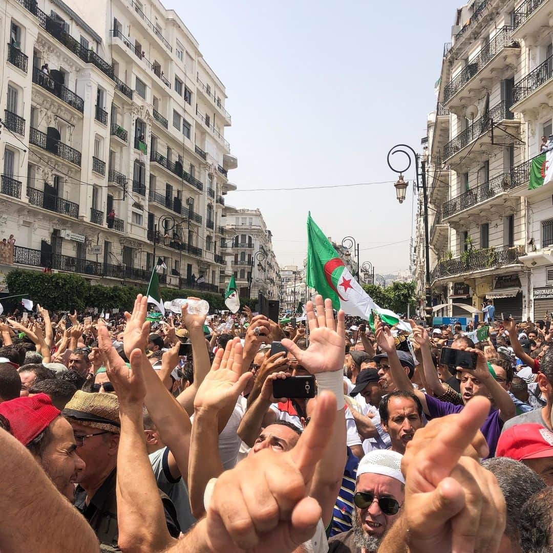 ルモンドさんのインスタグラム写真 - (ルモンドInstagram)「Dans les rues d'Alger, vendredi 5 juillet.  Pour le 20e vendredi successif, des Algériens manifestent contre le pouvoir et réclament le départ de tous les anciens soutiens du président Abdelaziz Bouteflika, lui-même poussé à la démission le 2 avril.  Depuis des semaines, les manifestants algériens, tout en continuant à marcher chaque vendredi, avaient fixé rendez-vous au pouvoir « ce » vendredi. Et les appels à descendre en masse dans les rues semblent n’avoir jamais été aussi nombreux, lancés sur les réseaux sociaux ou impulsés par l’opposition ou des personnalités issues de la société civile.  Ce vendredi 5 juillet, que les opposants espèrent historique, coïncide avec les célébrations du 57e anniversaire de l’indépendance du pays. - Photo : Fethi Sahraoui (@fethi.sahraoui) / Collectif 220 #PourleMonde - #Algerie #Manifestation」7月6日 1時00分 - lemondefr