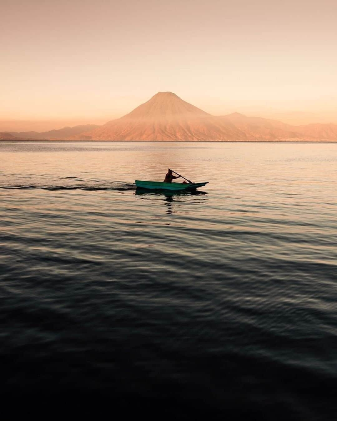 REIさんのインスタグラム写真 - (REIInstagram)「"A Guatemalan fisherman on his morning commute." // @duuude in Panajachel, #Guatemala. #OptOutside」7月6日 1時00分 - rei