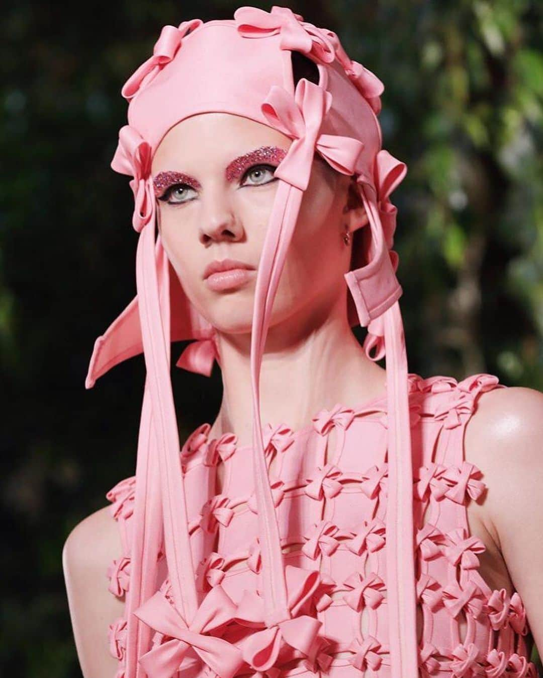 Valentinoさんのインスタグラム写真 - (ValentinoInstagram)「Headpieces of fringe, feathers, bows and flowers are worn as symbols of free and individualized thinking for #ValentinoHauteCouture #FallWinter1920 by @pppiccioli. Photo by @fashiontomax」7月6日 0時52分 - maisonvalentino