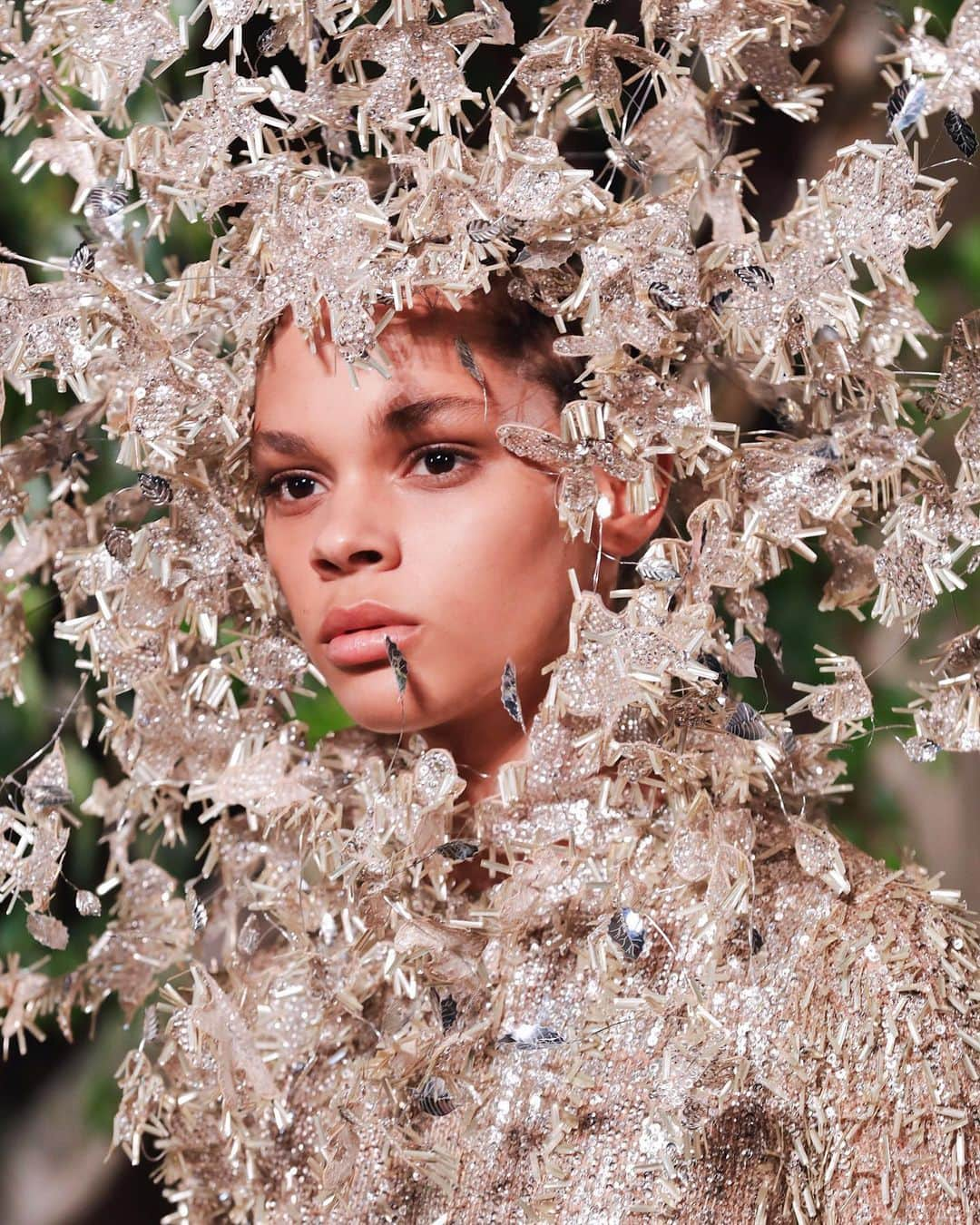 Valentinoさんのインスタグラム写真 - (ValentinoInstagram)「Headpieces of fringe, feathers, bows and flowers are worn as symbols of free and individualized thinking for #ValentinoHauteCouture #FallWinter1920 by @pppiccioli. Photo by @fashiontomax」7月6日 0時52分 - maisonvalentino