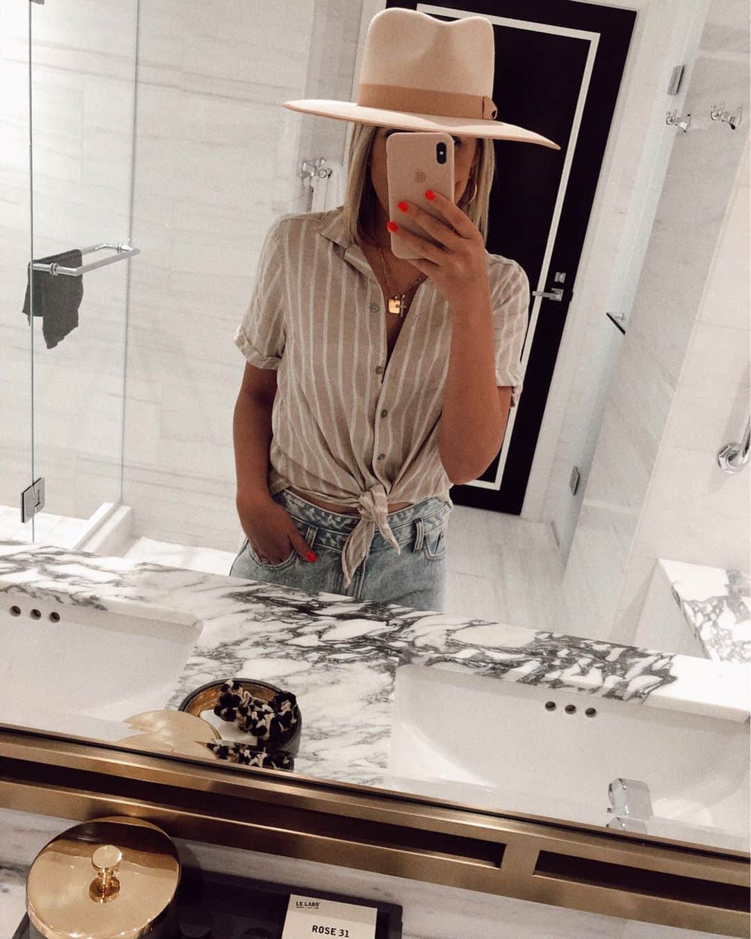 Stephanie Sterjovskiさんのインスタグラム写真 - (Stephanie SterjovskiInstagram)「Oh hi, bathroom goals 😍 every inch of these newly renovated rooms at the @fairmontroyalyork are gorg. Sharing Day 2 in stories!✨ Linking up my #outfitoftoday (and fave mom jeans) below: http://liketk.it/2D6cM @liketoknow.it #liketkit #LTKunder100 #LTKstyletip #fairmontmoments」7月6日 0時52分 - stephsjolly