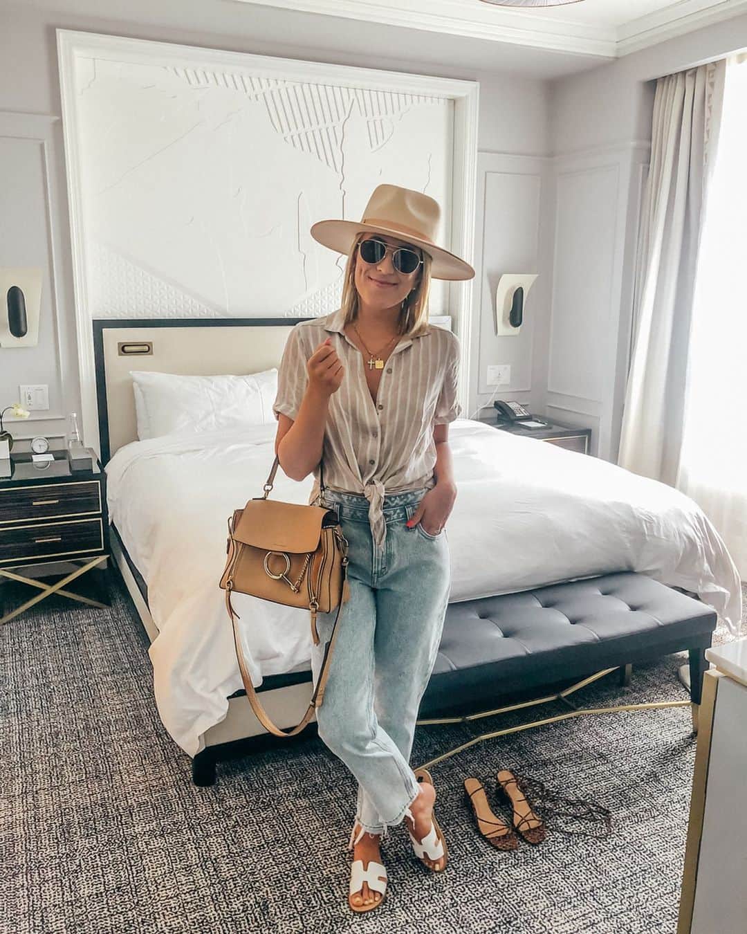 Stephanie Sterjovskiさんのインスタグラム写真 - (Stephanie SterjovskiInstagram)「Oh hi, bathroom goals 😍 every inch of these newly renovated rooms at the @fairmontroyalyork are gorg. Sharing Day 2 in stories!✨ Linking up my #outfitoftoday (and fave mom jeans) below: http://liketk.it/2D6cM @liketoknow.it #liketkit #LTKunder100 #LTKstyletip #fairmontmoments」7月6日 0時52分 - stephsjolly