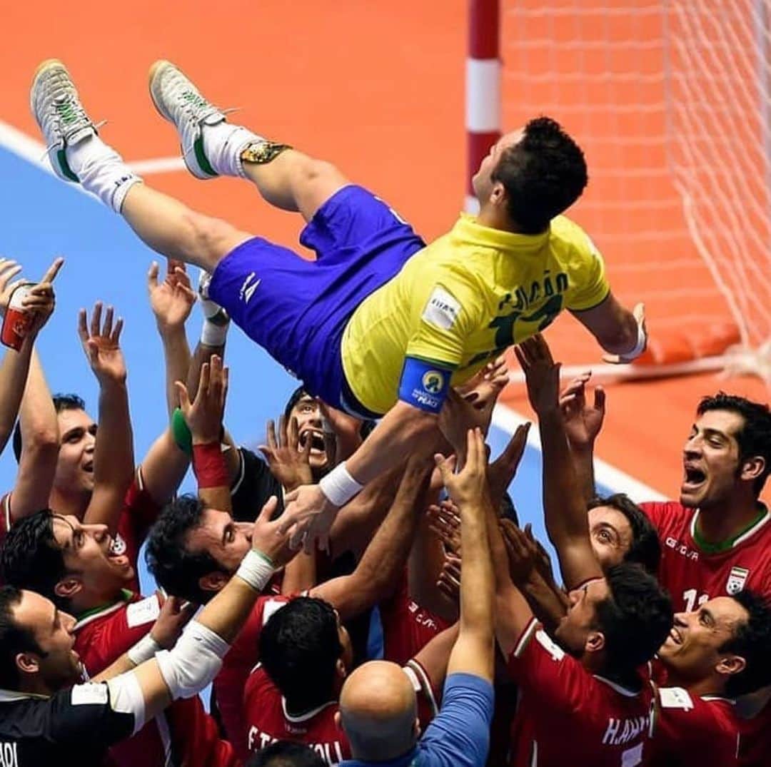 アレッサンドロ・ローザ・ヴィエイラのインスタグラム：「Dia inesquecível,respeito e admiração por vocês #iran🇮🇷 #Futsal —— Maximum respect #iran🇮🇷」