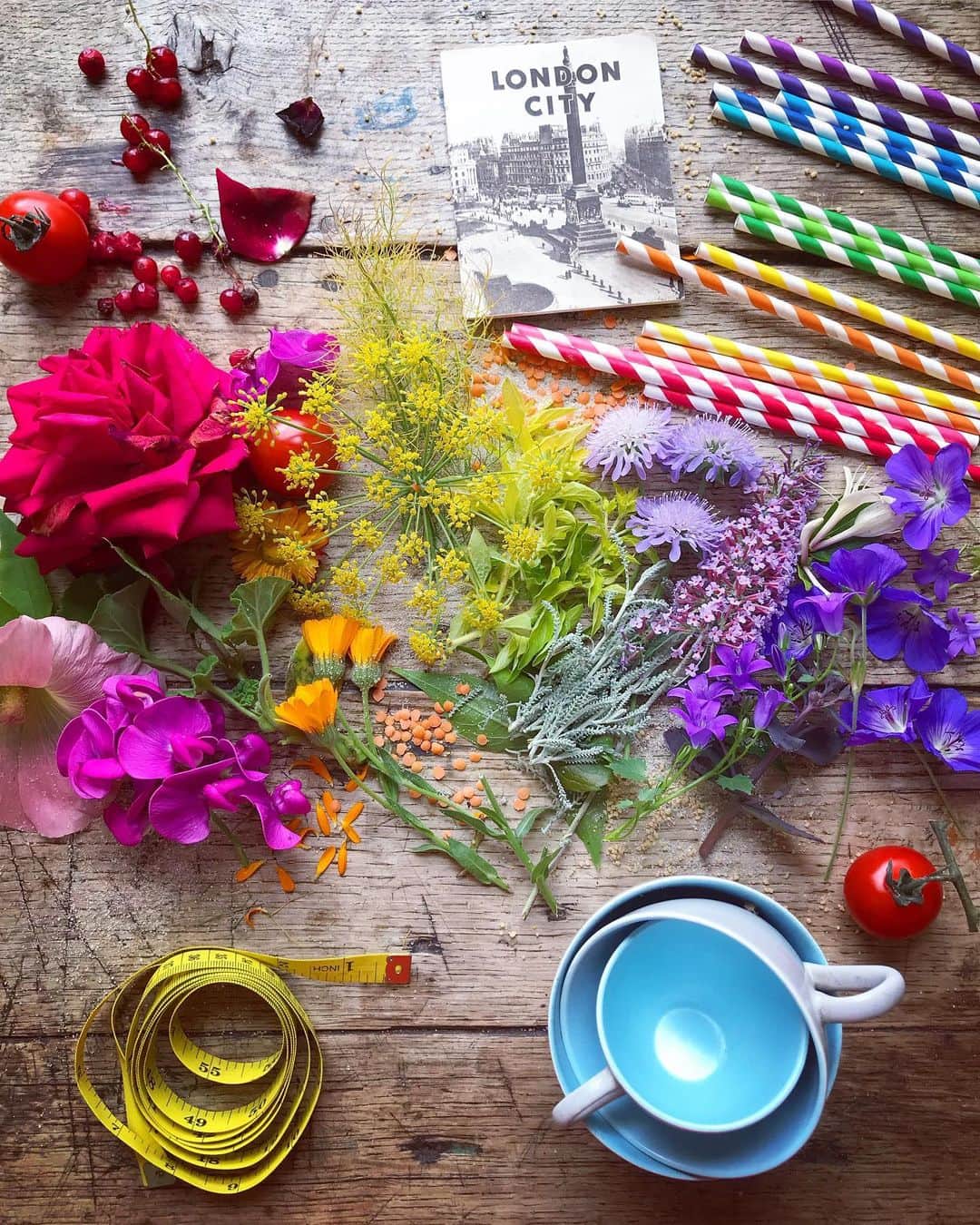 Tea and sittingのインスタグラム：「...🌈 I’m taking my second photowalk around St James’s tomorrow morning and as it will also be #londonpride I wanted to create something colourful for it today... whilst I’m with the table 🤩 ✨ #londonpride2019 #stjamesphotowalk #5ftinfstjames #londonphotowalk #5ftinftable @stjameslondon」