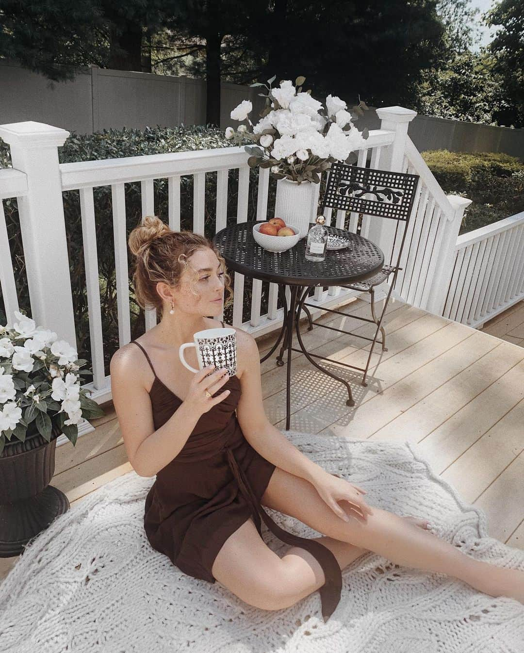 Kelsey Simoneさんのインスタグラム写真 - (Kelsey SimoneInstagram)「A new Summer Trend Alert is now up on my channel! Summer makeup, fashion, & skincare 🌞 and yes I filmed it picnic style.. link is in my bio to watch!!」7月6日 0時56分 - k.els.e.y