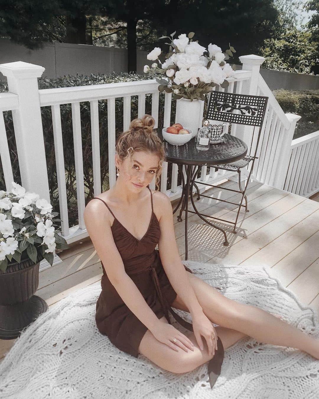 Kelsey Simoneのインスタグラム：「A new Summer Trend Alert is now up on my channel! Summer makeup, fashion, & skincare 🌞 and yes I filmed it picnic style.. link is in my bio to watch!!」