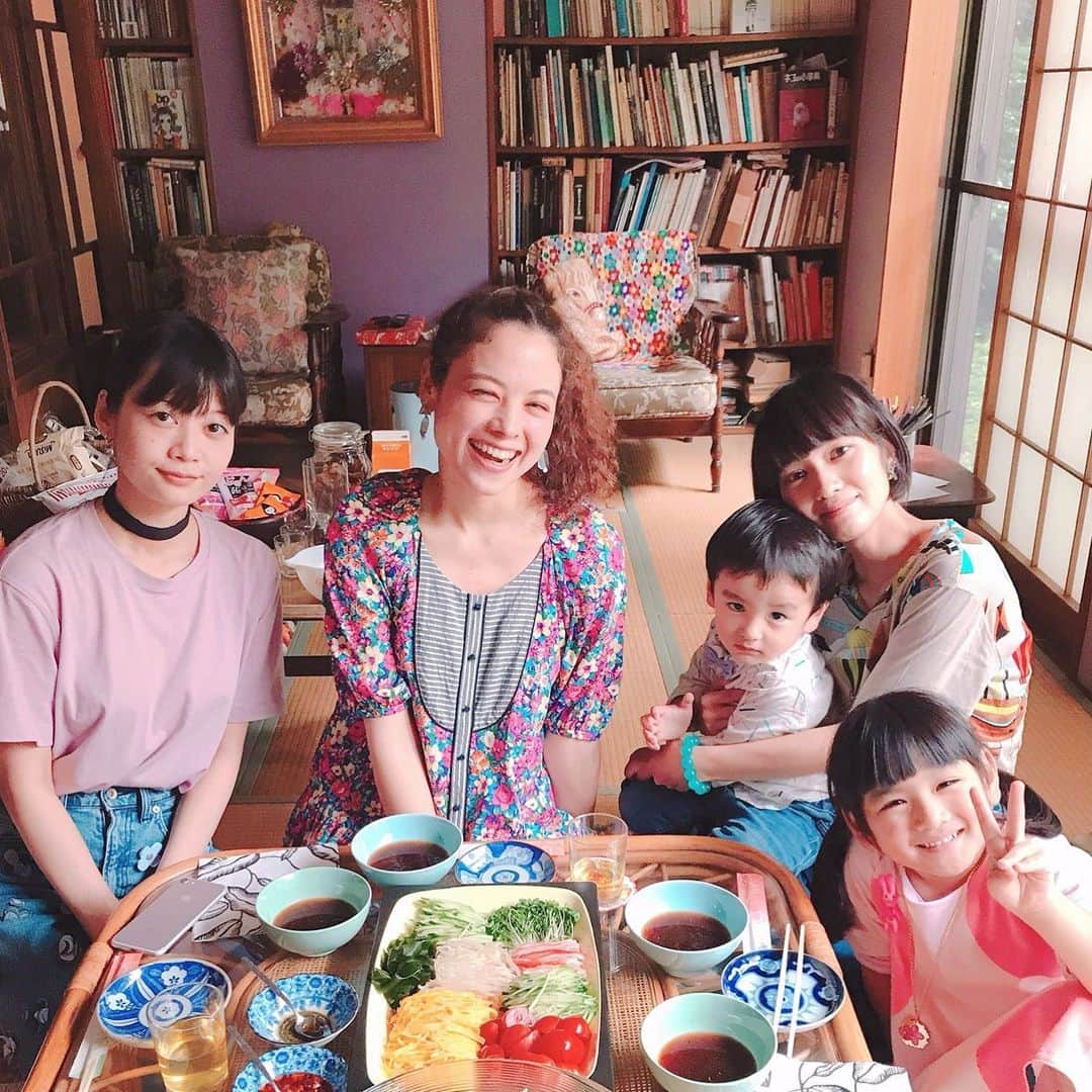 山口尚美のインスタグラム：「@0113yu_ka さん撮ってくれたこの写真 やっぱしとてもいいのでインスタも載せちゃう❣️ ユカさんのお家最高🏡👑 本当にありがとうございました🍊💕 何気に今日夫婦で井上先生の演奏会に出演するよ…💦🎨🎸🎤ドキドキだ😖 (どちらも詳しくはブログでっ💨)」