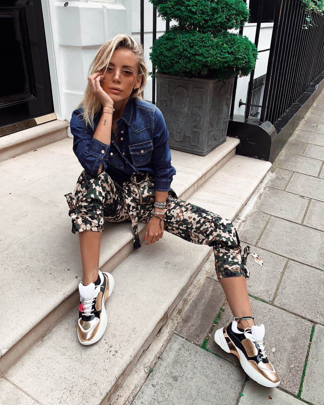 PINKOさんのインスタグラム写真 - (PINKOInstagram)「Camouflaging around London: @tatjanamariposa wears a total #PINKO look featuring the must-have military patterned trousers! #FW19 #PINKOStars」7月6日 1時01分 - pinkoofficial