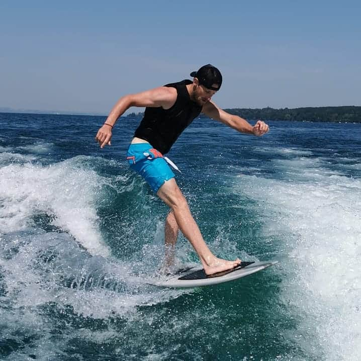 ロマン・グロージャンさんのインスタグラム写真 - (ロマン・グロージャンInstagram)「Incredible afternoon to finish an hard week of training 💯🌞💪 #r8g #fun #surf」7月6日 1時05分 - grosjeanromain