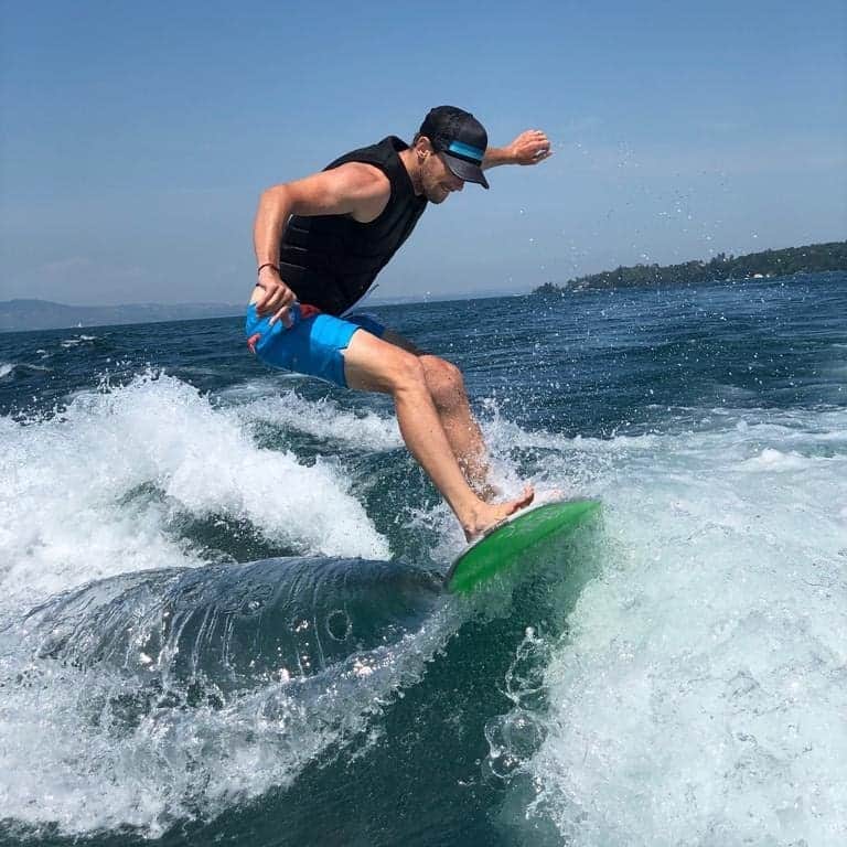 ロマン・グロージャンさんのインスタグラム写真 - (ロマン・グロージャンInstagram)「Incredible afternoon to finish an hard week of training 💯🌞💪 #r8g #fun #surf」7月6日 1時05分 - grosjeanromain