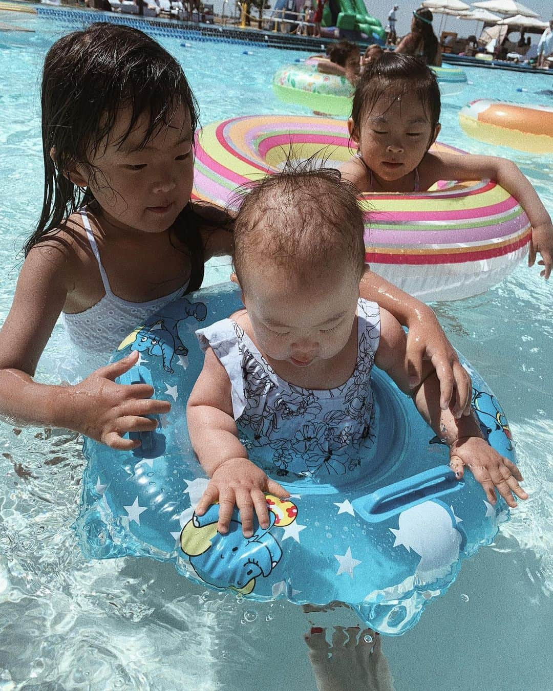 クリッセル・リムさんのインスタグラム写真 - (クリッセル・リムInstagram)「I am so proud of this one. Yesterday Chloe saw colette floating around and struggling , so she jumped out of her own tube that she was in with her friend to comfort & help her sister. Moments like these make the daily madness & chaos of having two kids worth it and makes me want to have a third (please don’t quote me on this) 😅😭😂 #chloevictoriachen」7月6日 1時16分 - chrisellelim