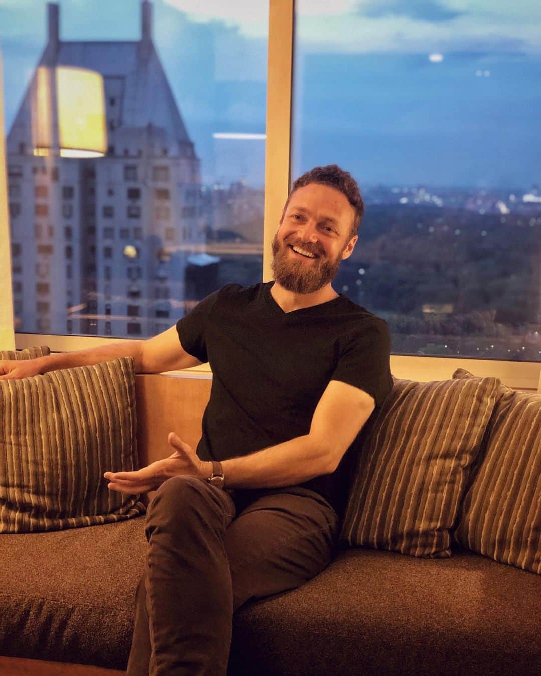 ロス・マーカンドのインスタグラム：「Practicing the seated #Heisman trophy pose... 🏆」