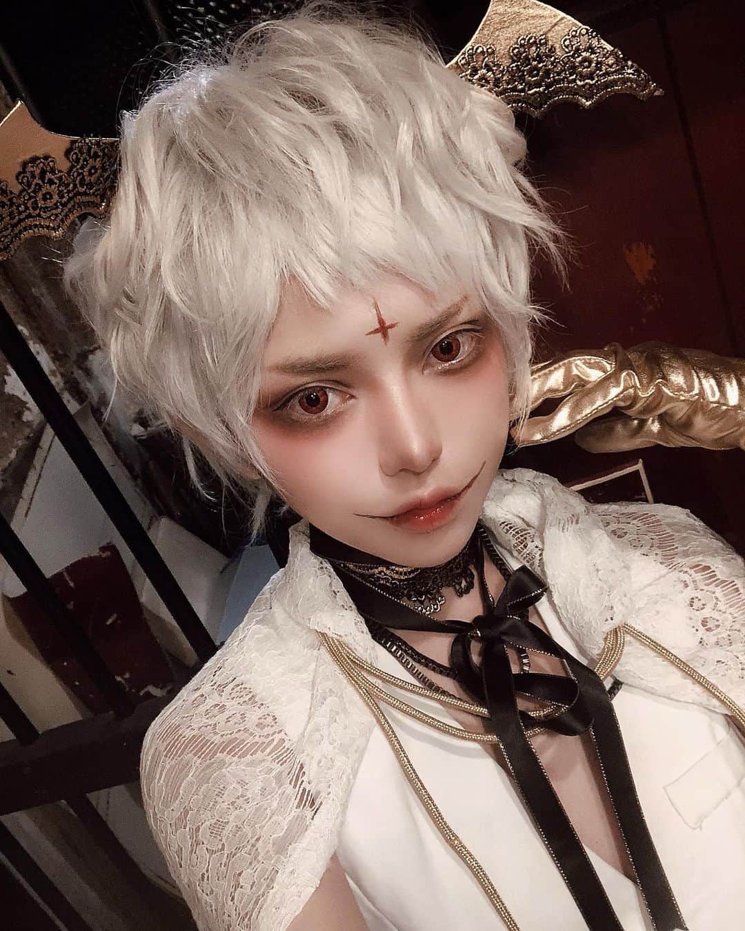 松竹ねじめのインスタグラム：「イケカフェのスタッフ撮影〜今回のテーマは悪魔なので白悪魔衣装作りました😈  #男装 #創作 #創作コスプレ #コスプレ #コスプレイヤー #男装レイヤー #cosplay  #coser #japanesecosplayer #devil」
