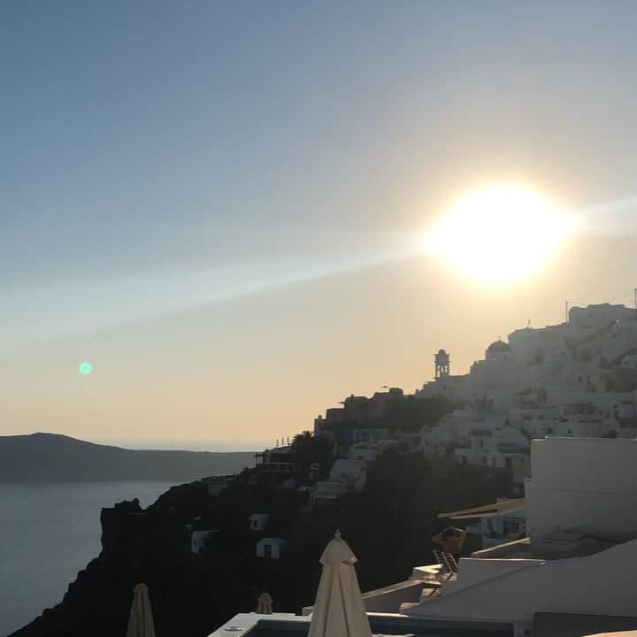 ブラント・ドーハティのインスタグラム：「Last sunset from our villa in #santorini 😍 @visitsantorini #infinitycollectionprivé」