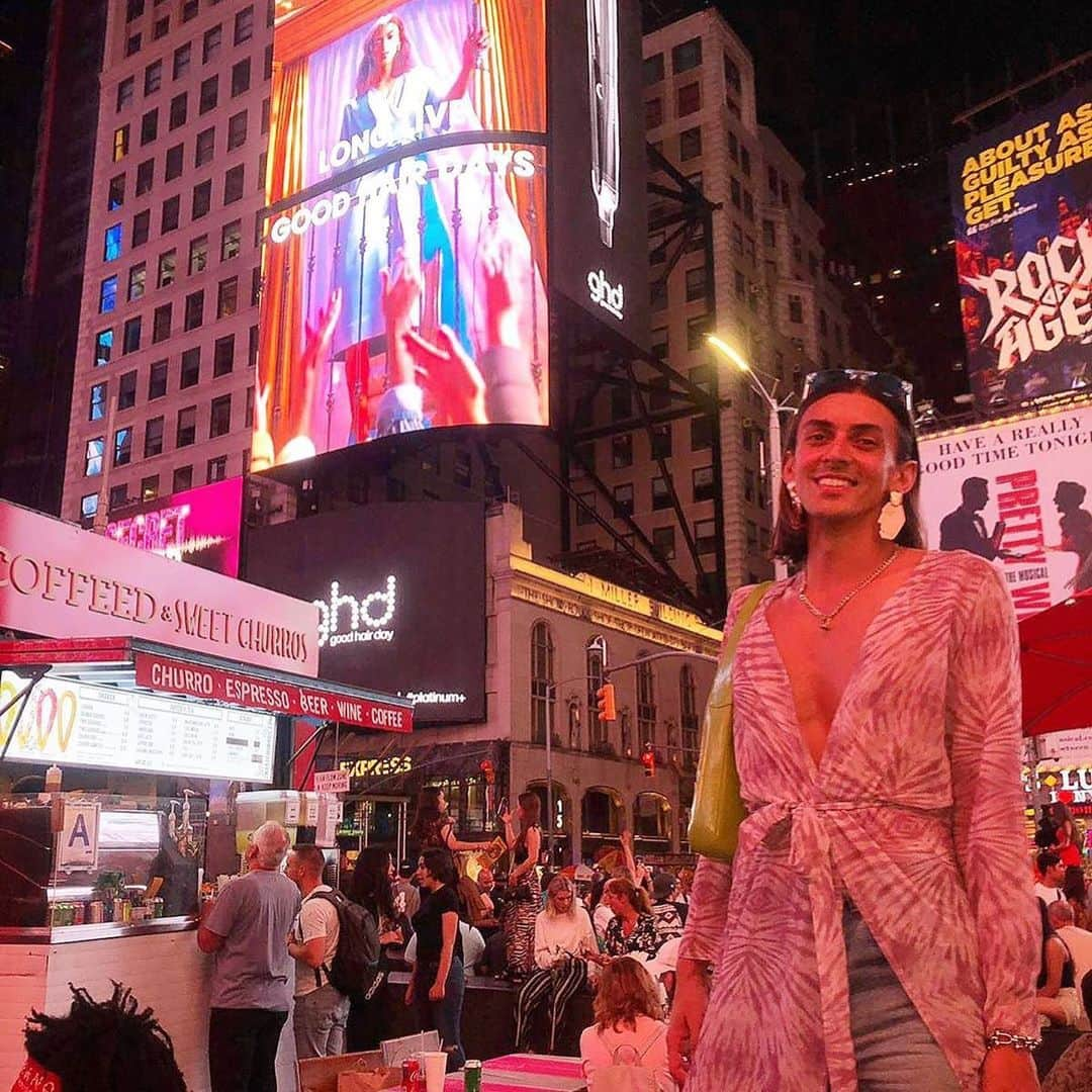 ghd hairさんのインスタグラム写真 - (ghd hairInstagram)「This time last year, Shea - a talented and beautiful gender fluid model -  was a part of our biggest campaign ever. Now, it’s being shown at Times Square 💗  Be warned, Shea’s post may hit you in the feels 👉 swipe to read 👉  #ghd #ghdhair #genderfluid #genderfluidity #feelgoodfriday #newyork #londonpride #pride」7月6日 1時27分 - ghdhair