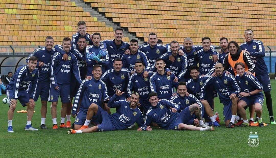 レアンドロ・ダニエル・パレデスのインスタグラム：「Orgullo de ser parte de este hermoso grupo , vamos argentina siempre 🇦🇷💙⚽️」