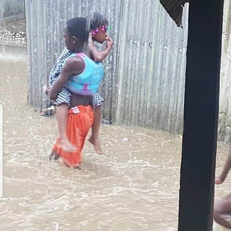unicefさんのインスタグラム写真 - (unicefInstagram)「“I saw a girl being carried away by the water so I put a life jacket on and brought her back to safety.” Abdul, 11, carried a little girl through sheets of rain and raging floods in Port Bouet, Côte d'Ivoire. Time and time again, he waded out into the water to guide other children to safety. Here, he’s proudly holding his little sister after being honoured for bravery by @unicefcotedivoire in Abidjan.  #ForEveryChild, a hero. © UNICEF/Dejongh © Togorade Coulibaly」7月6日 1時28分 - unicef