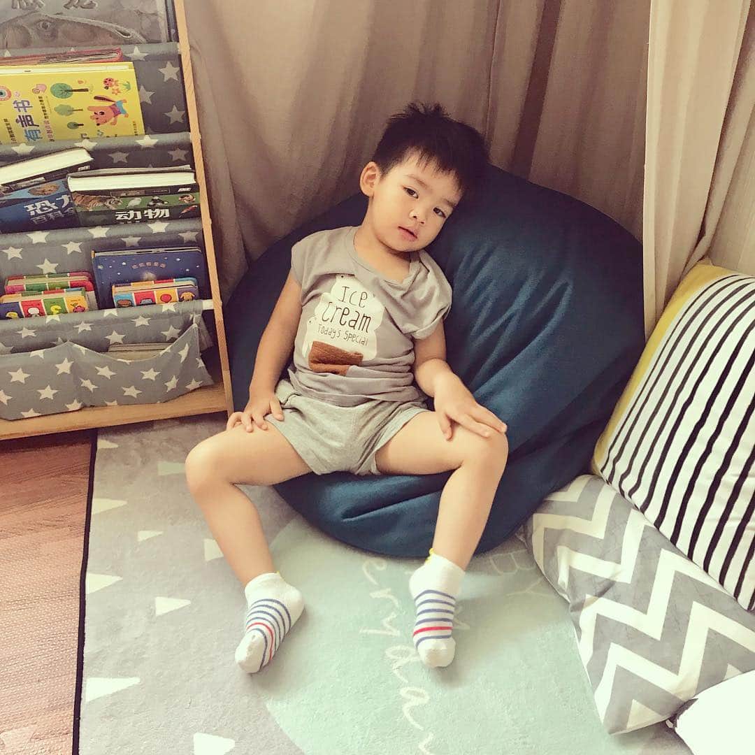 のインスタグラム：「熱が40度までに上がったのライアン君🤒...しかも、何日も💦💦わたしはかなり焦った！」
