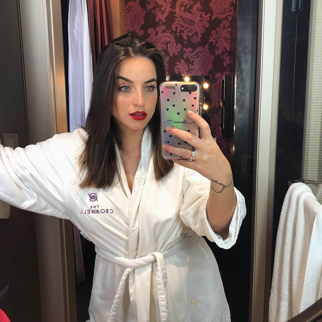 Bruna Unzuetaのインスタグラム：「Mirror 🎈💋」
