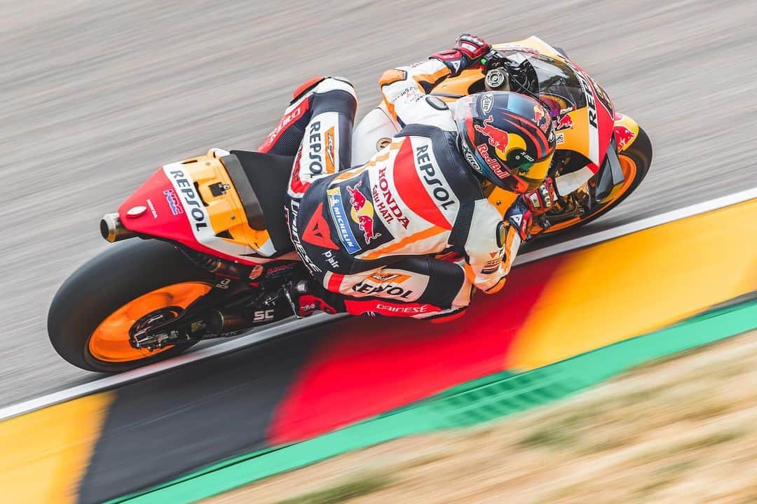 レプソル・ホンダのインスタグラム：「Getting to grips. FP1➡️FP2, improved by over a second. ⠀⠀⠀⠀⠀⠀⠀⠀⠀ #GermanGP #25RepsolHonda #Repsol #MotoGP #Honda #Racing #RepsolHonda #HRC #RC213V #SB6 #StefanBradl #ThePowerOfDreams #Motorcycle #Germany #Saxony #Sachsenring」