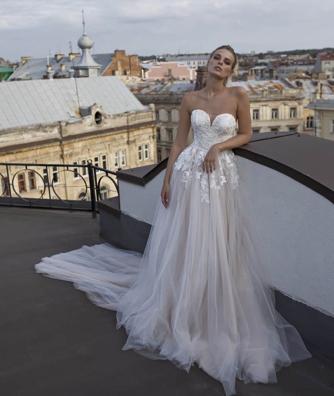 Wedding Lifeのインスタグラム：「So pretty!😍 In love with this ”EMMA” gown from AMOR Collection by @rikidalal_official . .  For inquiries: 👍 DM: @rikidalal_official 📧 Email: info@rikidalal.com 🌎 Visit: www.rikidalal.com」