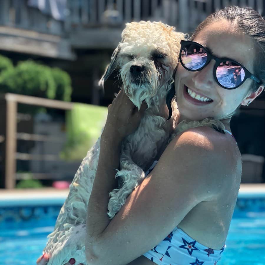マリッサ・キャステリのインスタグラム：「Pool day with my nugget 🐶 . . . . . . *#shichonsofinstagram #summer #poolday #rhodeisland #shichon #rhodydogs #friday」