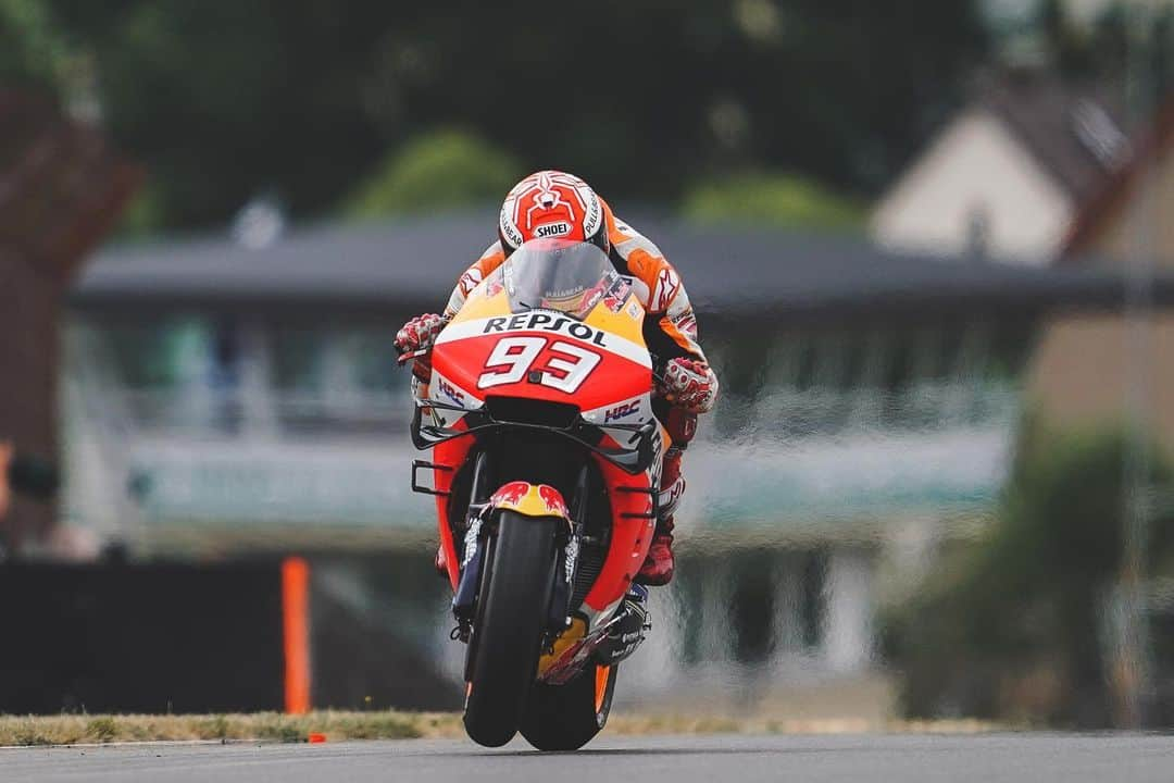 レプソル・ホンダさんのインスタグラム写真 - (レプソル・ホンダInstagram)「Ride the ring 🎢 ⠀⠀⠀⠀⠀⠀⠀⠀⠀ Marquez leads the way ⠀⠀⠀⠀⠀⠀⠀⠀⠀ #GermanGP #25RepsolHonda #Repsol #MotoGP #Honda #Racing #RepsolHonda #HRC #RC213V #MM93 #MarcMarquez #MM93🐜 #ThePowerOfDreams #Motorcycle #Germany #Sachsenring #Saxony #Ring #RideTheRing」7月6日 2時04分 - hrc_motogp