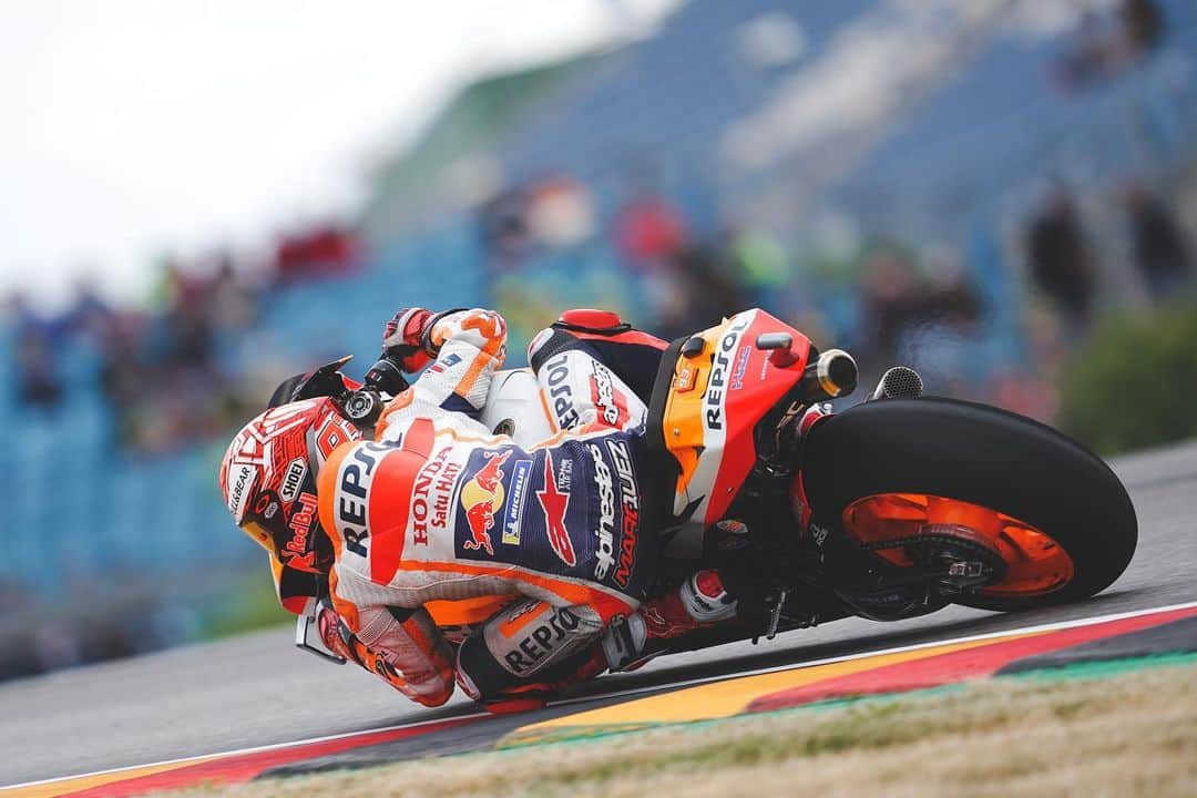 レプソル・ホンダさんのインスタグラム写真 - (レプソル・ホンダInstagram)「Ride the ring 🎢 ⠀⠀⠀⠀⠀⠀⠀⠀⠀ Marquez leads the way ⠀⠀⠀⠀⠀⠀⠀⠀⠀ #GermanGP #25RepsolHonda #Repsol #MotoGP #Honda #Racing #RepsolHonda #HRC #RC213V #MM93 #MarcMarquez #MM93🐜 #ThePowerOfDreams #Motorcycle #Germany #Sachsenring #Saxony #Ring #RideTheRing」7月6日 2時04分 - hrc_motogp