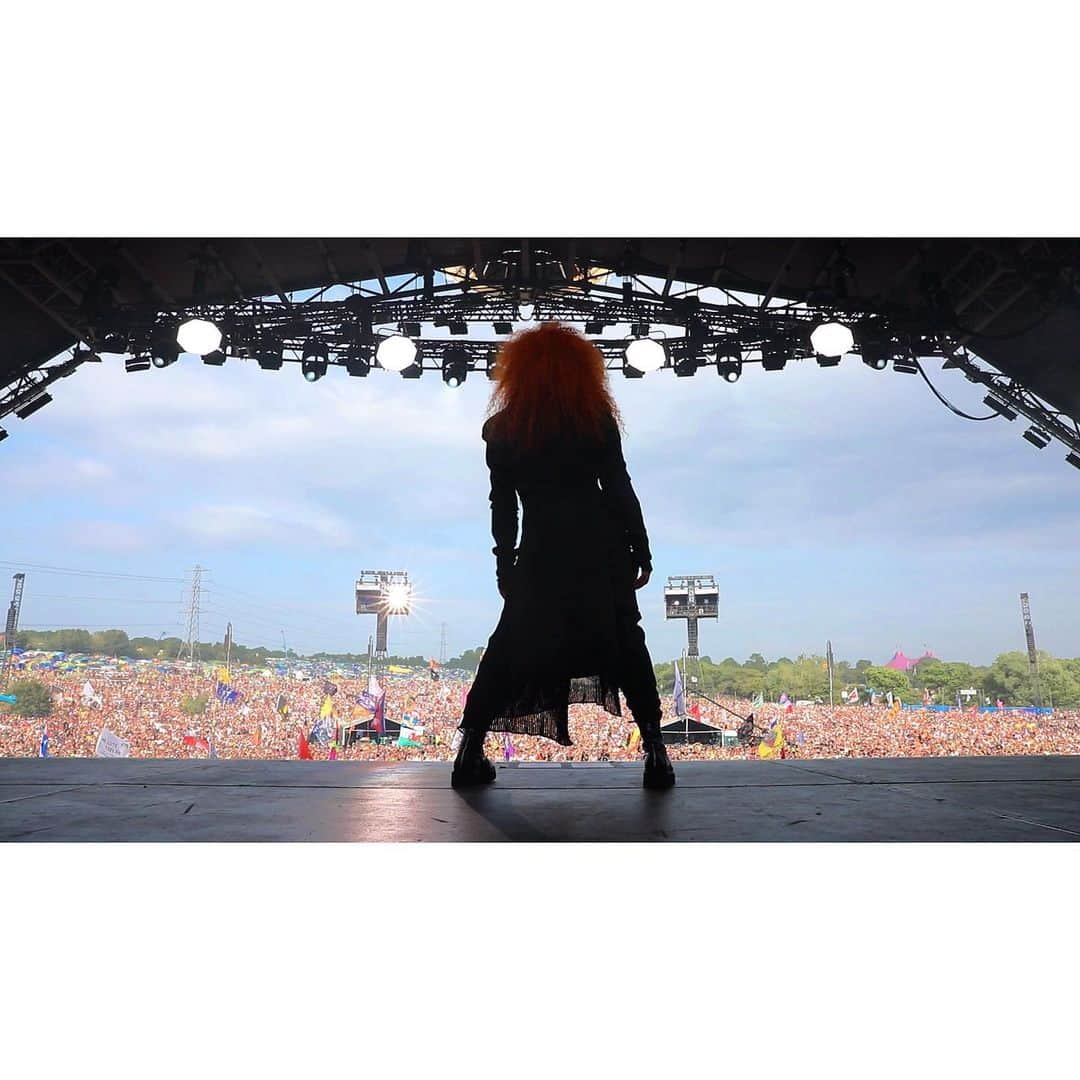 ジャネット・ジャクソンさんのインスタグラム写真 - (ジャネット・ジャクソンInstagram)「What a crazy & amazing non-stop week U guys ❣️ Thank U @glastofest for having me! I’ve been looking forward to perfoming again in the UK for sometime now. It was an honor to perform on the Pyramid stage and see all of your beautiful faces.  I've missed you so much. 💜🤗🙏🇬🇧 #Glastonbury2019」7月6日 2時07分 - janetjackson