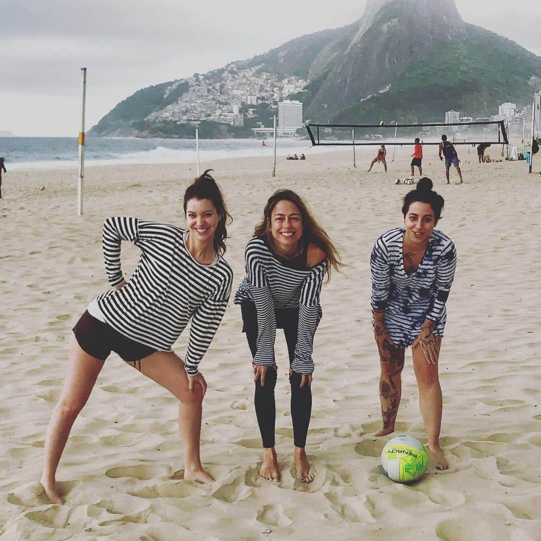 ナタリア・ディルさんのインスタグラム写真 - (ナタリア・ディルInstagram)「Acho q eu errei a pose! Hahahahha time de listras 🏐🏐🏐🏐 @marianarichard @isabelabertazzi」7月6日 2時23分 - nathaliadill