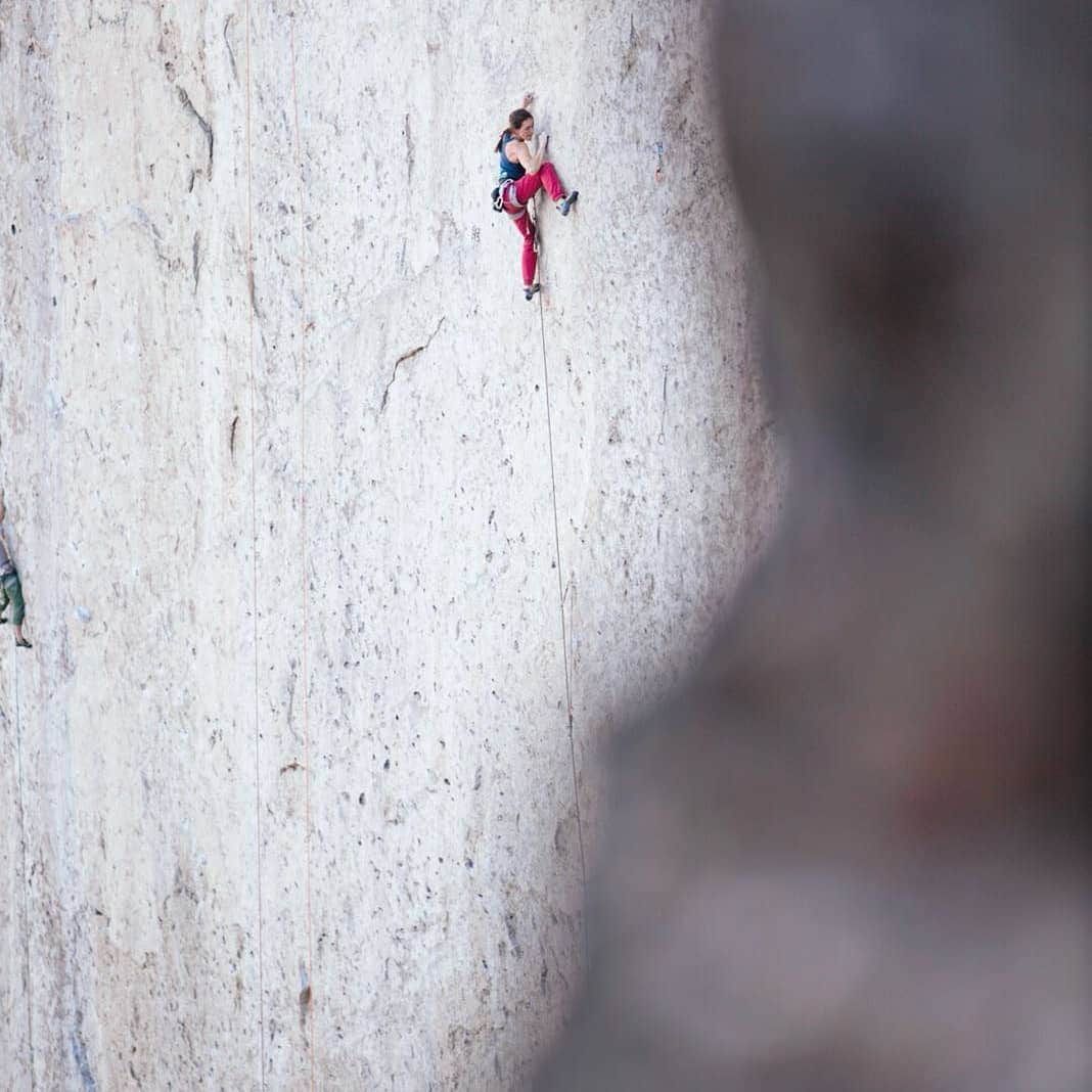 ペイジー・クラッセンのインスタグラム：「Are any of you guys going to be at the Tensleep Climbing Festival this weekend? I'm speaking tonight at 8:30 at @tensleepbrewingco about Algorithm (pictured, 📸@tarakerzhner photo), along with fellow @lasportivana athlete @benrueck. All funds raised support the @bighornclimbers bolt replacement initiative. Come hang and get some beer!」