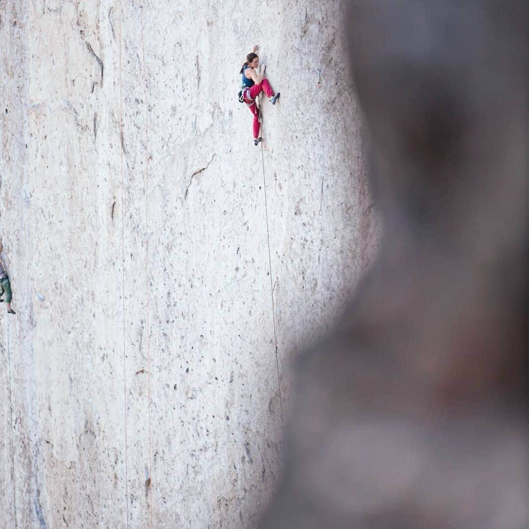 ペイジー・クラッセンさんのインスタグラム写真 - (ペイジー・クラッセンInstagram)「Are any of you guys going to be at the Tensleep Climbing Festival this weekend? I'm speaking tonight at 8:30 at @tensleepbrewingco about Algorithm (pictured, 📸@tarakerzhner photo), along with fellow @lasportivana athlete @benrueck. All funds raised support the @bighornclimbers bolt replacement initiative. Come hang and get some beer!」7月6日 2時26分 - paigeclaassen