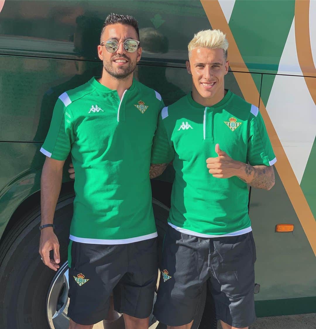 のインスタグラム：「Empezamos la marcha💚😀🔥 Con el recién llegado de Cardiff😱 @vicama8 #VamosMiBetis #MushoBetis @realbetisbalompie」