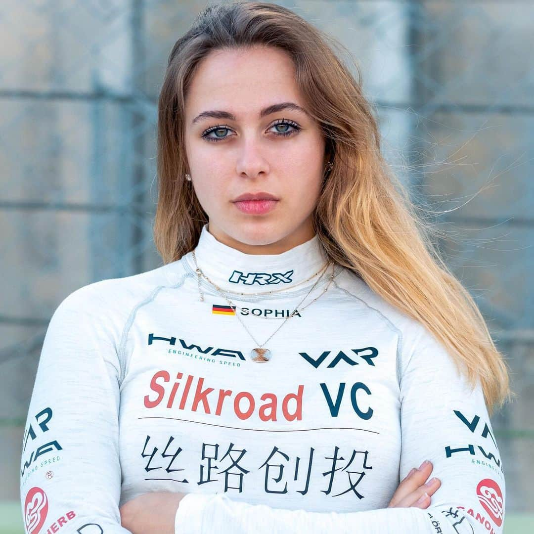 ソフィア・フロルシュさんのインスタグラム写真 - (ソフィア・フロルシュInstagram)「Game face is on ☠️ Pretty confident with our quali and race simulation this afternoon 🤜🏽 Let’s see what tomorrow’s qualifying and race 1 brings 🤛🏽 We are pushing 💨💨 📸 x @birgarolsen || Anzeige #sophia #sophia99 #racegirl #changeagent #budapest #hungary #racing #formula」7月6日 2時35分 - sophiafloersch