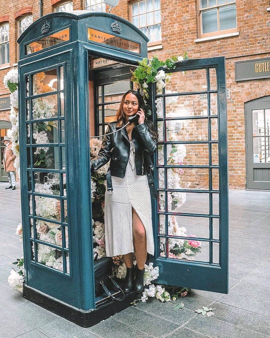 ダニエルウェリントンさんのインスタグラム写真 - (ダニエルウェリントンInstagram)「London calling! How cute is our phone booth? If you are around Old Spitalfields Market, swing by and check it out. (Photo via @bels_trails) #DanielWellington」7月6日 2時35分 - danielwellington
