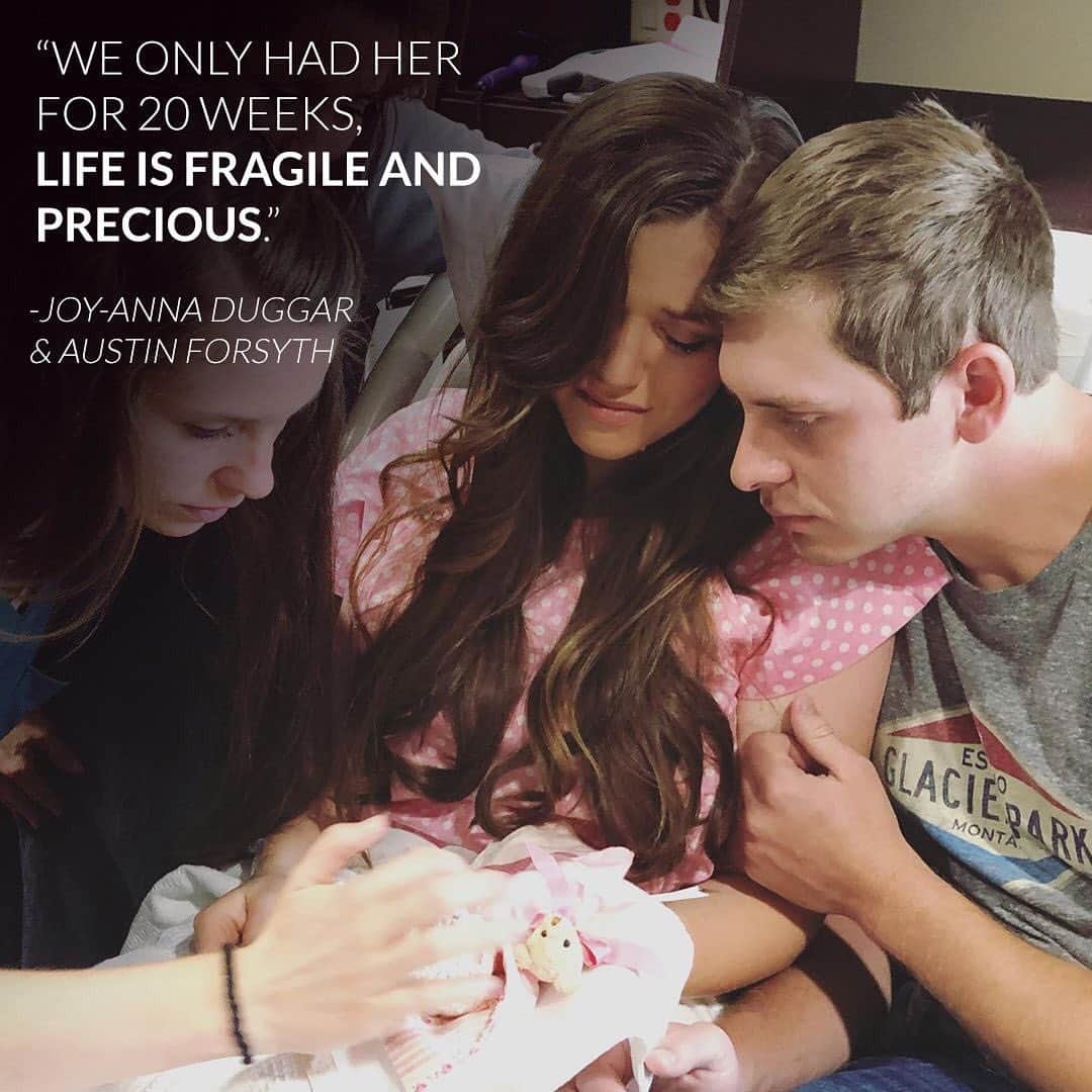 E! Onlineさんのインスタグラム写真 - (E! OnlineInstagram)「#CountingOn star Joy-Anna Duggar and her husband are reeling from the heartbreak of losing their second baby. 💔 Link in bio for the baby’s introduction to the world before the couple says their final goodbye. (📷: Instagram)」7月6日 2時45分 - enews