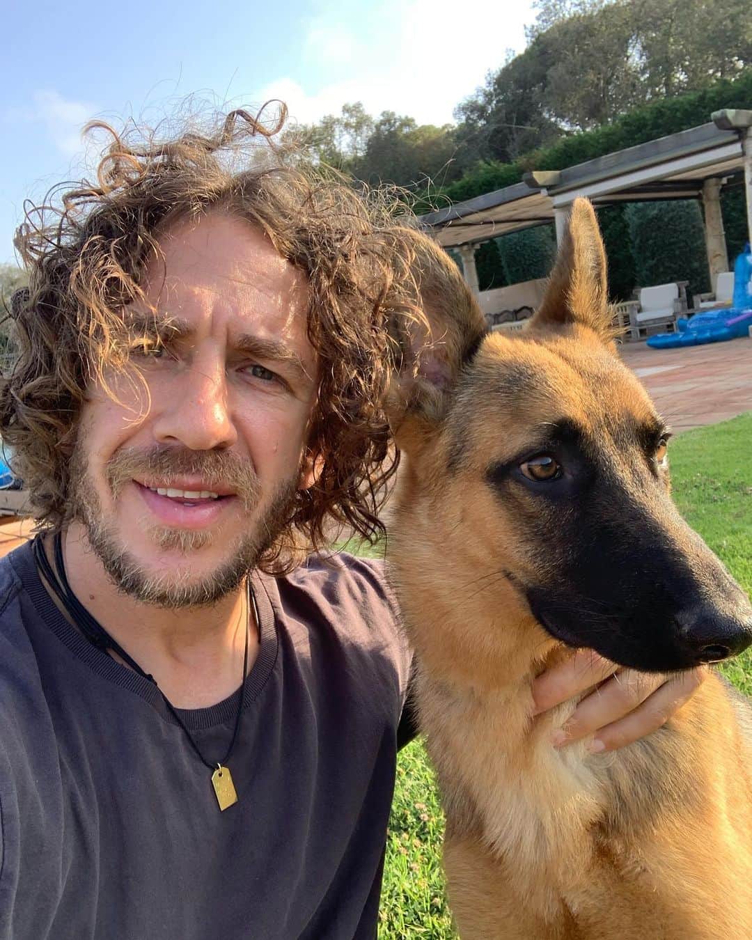 カルレス・プジョルのインスタグラム：「Simón y yo os deseamos un feliz fin de semana. #simón🧡」