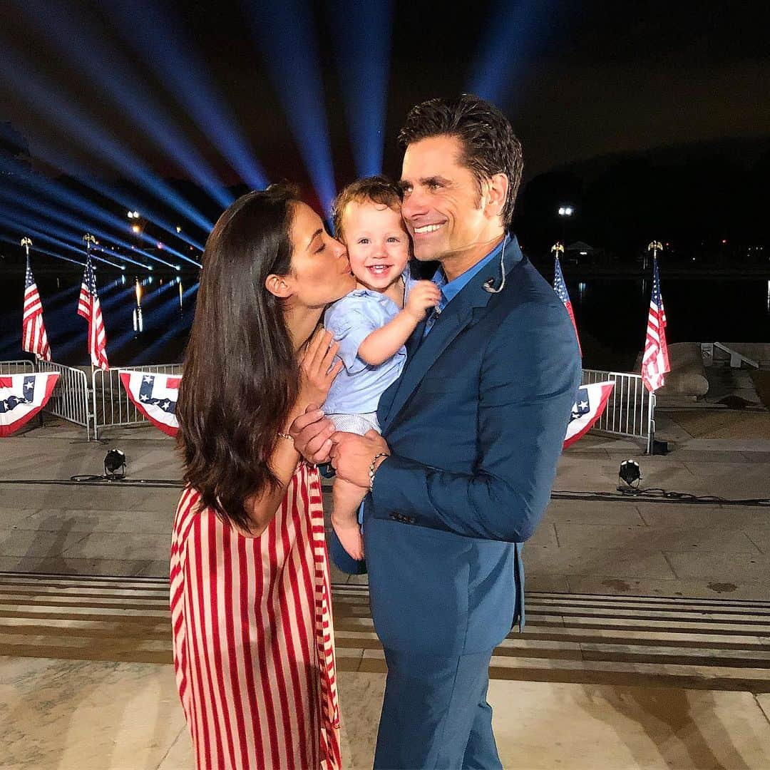 ジョン・ステイモスさんのインスタグラム写真 - (ジョン・ステイモスInstagram)「Great moments from an unforgettable night.  Thank you @july4thpbs for making this a “family tradition” The opportunity celebrate our wounded warriors of @musicorps and to highlight what it means to be an AMERICAN FAMILY in our Nations Capital on July 4th!!」7月6日 2時40分 - johnstamos