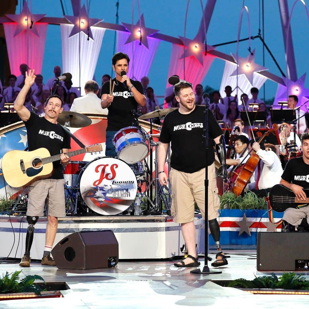 ジョン・ステイモスさんのインスタグラム写真 - (ジョン・ステイモスInstagram)「Great moments from an unforgettable night.  Thank you @july4thpbs for making this a “family tradition” The opportunity celebrate our wounded warriors of @musicorps and to highlight what it means to be an AMERICAN FAMILY in our Nations Capital on July 4th!!」7月6日 2時40分 - johnstamos