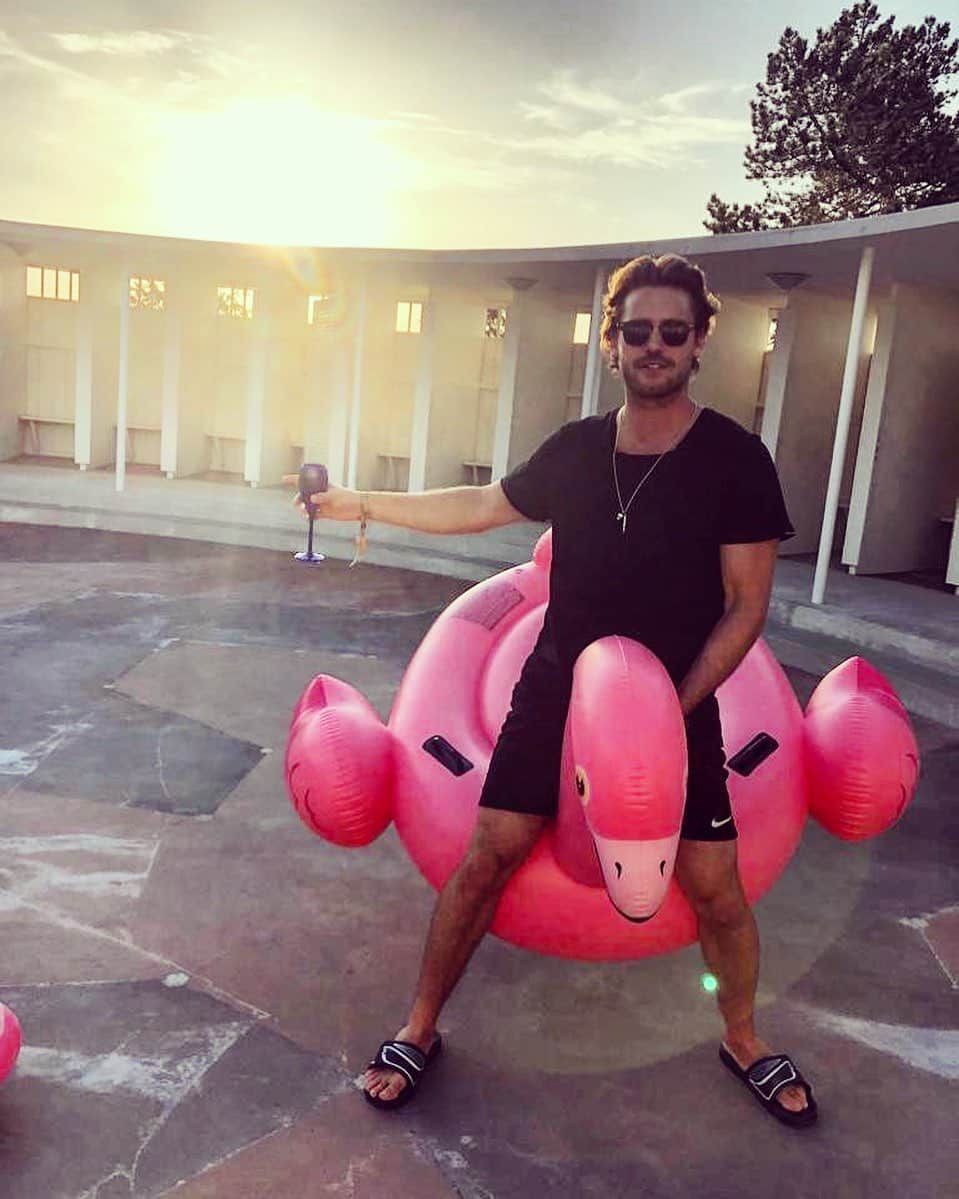 Bastian Bakerさんのインスタグラム写真 - (Bastian BakerInstagram)「Happy weekend everybody from Gilbert and I 🤪🌞 #flamingo #love #ride」7月6日 2時43分 - bastianbaker