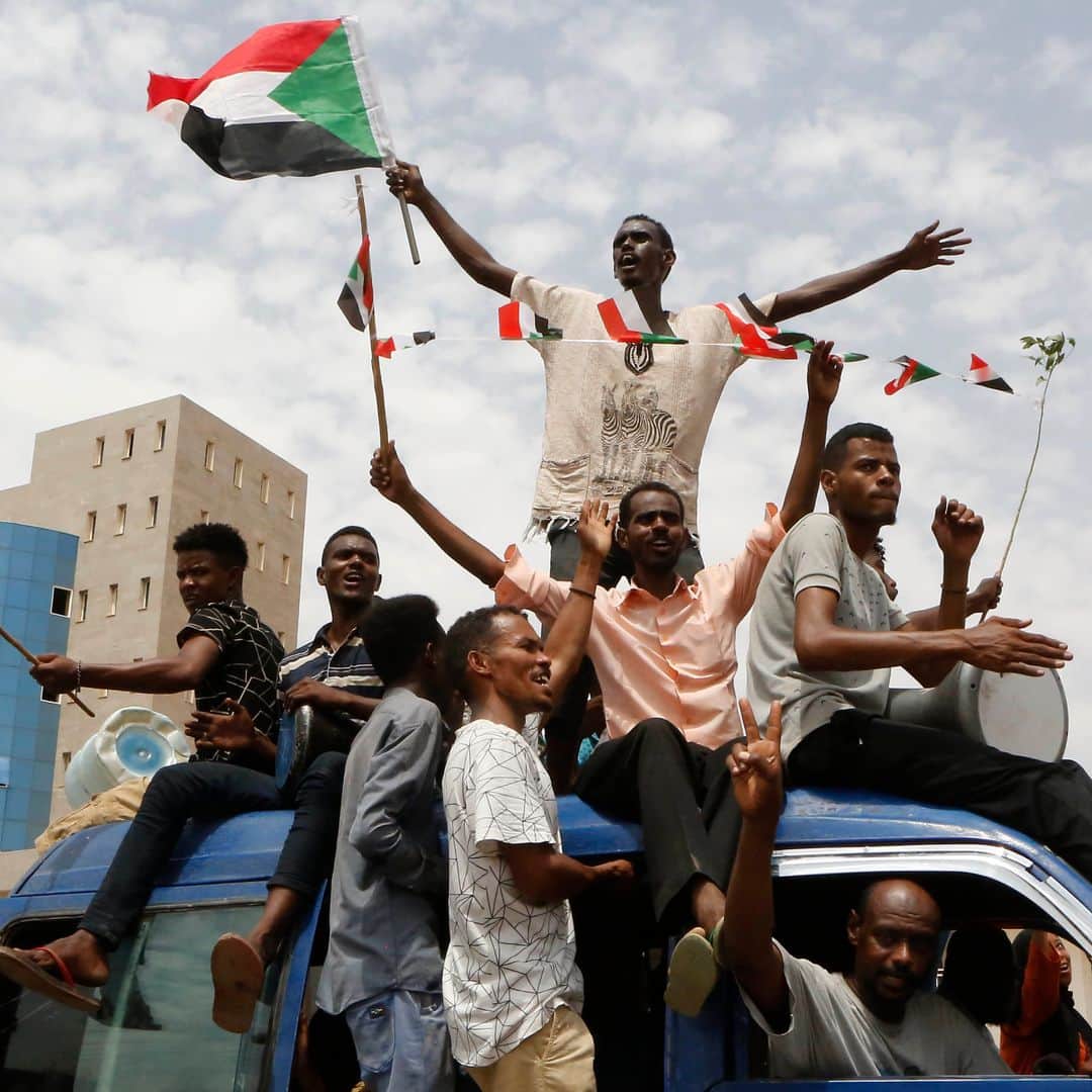 AFP通信さんのインスタグラム写真 - (AFP通信Instagram)「AFP Photo 📷Ashraf El Shazly - Sudanese people celebrate in the streets of Khartoum after ruling generals and protest leaders announced they have reached an agreement on the disputed issue of a new governing body on July 5, 2019. The landmark agreement came after two days of talks following the collapse of the previous round of negotiations in May over who should lead the new ruling body -- a civilian or soldier. "The two sides agreed on establishing a sovereign council with a rotating military and civilian (presidency) for a period of three years or little more," African Union mediator Mohamed El Hacen Lebatt told reporters.」7月6日 2時44分 - afpphoto