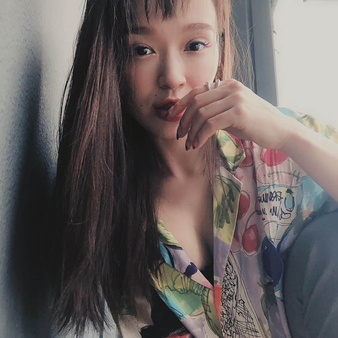 のインスタグラム：「みんなはエアコン派？ 扇風機派？ 両方派？ 私は暑い日の朝は両方付けて 寝る時は扇風機だけ弱にして寝てるかな🎐 扇風機回すとだいぶ違うよねー でも直に当てず上の方に向けて 風を回すとGoodよ👍 ・ ・ 最近シルバーアクセな気分な日が多いんだけどお気に入りのリング @do_la.official  はどんぴしゃ私好み❤︎ 好きなアクセに身を纏うと やっぱりHappyになりますね！ ・ ・ 素敵な週末を過ごしてね〜🌹 ・ ・ #familyday #love」