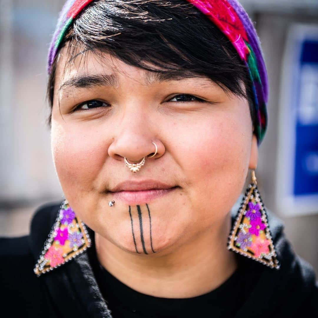 トミー・コールドウェルのインスタグラム：「Post I of 2 I oppose oil exploration in the Arctic wildlife refuge because we need a reminder of what the world looks like with minimal human impact. But when deciding how to advocate for land, it’s imperative to understand the viewpoint of the people that live there. I expected to find opposing views from the indigenous communities. After all, much of their money comes from the oil industry. But what I saw in Ft Yukon was a community very united in the fight against drilling.  Darrel Vent SR, who is Athabaskan and lives in Husila spoke of how the pipeline split the caribou herd and how they don’t come to his area anymore and the fish spawning has moved because of warming waters. Ice pack breaking up allowed waves to erode away foundations forcing five houses in his village to relocate last year. Chuck Peter, A Gwich’in Hunter talked about how the Ft Yukon River, which is their main way of getting around, is now dangerous in winter because of warm periods during the freeze up. People are falling through the ice and dying.  Siqiniq Maupin, Inupiat from Nuiqsut, thinks the Prudhoe bay oil fields are responsible for diseased fish and black bone marrow in the Caribou. I could go on for pages.  Can money from the oil companies fix this? The Gwich’in seem to feel that reliance puts them in a vulnerable spot. They say even now 89 percent of the indigenous are jobless from a traditional western money-based viewpoint. In a place where a gallon of milk is around $16 the money they get doesn’t go far.  But they are hard workers and feel wealthy when the land provides.  Bad weather kept us from our original plan to end out our trip in Kaktovik where we likely would have found the opposing viewpoint. There the oil money is more plentiful and the majority of the food comes from whale hunting which in theory won’t be as effected by drilling.」