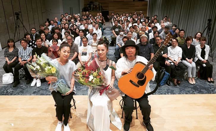 azumiのインスタグラム：「昨夜のイベントにお越し下さった皆様、ありがとうございました😊相変わらず恥ずかしがり屋の皆さんから生まれる静かな熱気は、とても懐かしかったです。ハンカチで涙を拭う方も続出でもらい泣きしそうでした。birdが出てきた瞬間は20年分の込み上げるものがあって、涙腺決壊しそうでした。birdありがとう。 8月は9年ぶりのツアーです！東京、大阪はセットが変わりますよ！ #ワイヨリカライブリクエスト 大会も始まりました！ 私達の持続力の源は皆さんの応援です。ライブ来てねー🔥 #wyolica #wyolica20th #ワイヨリカ #bird」