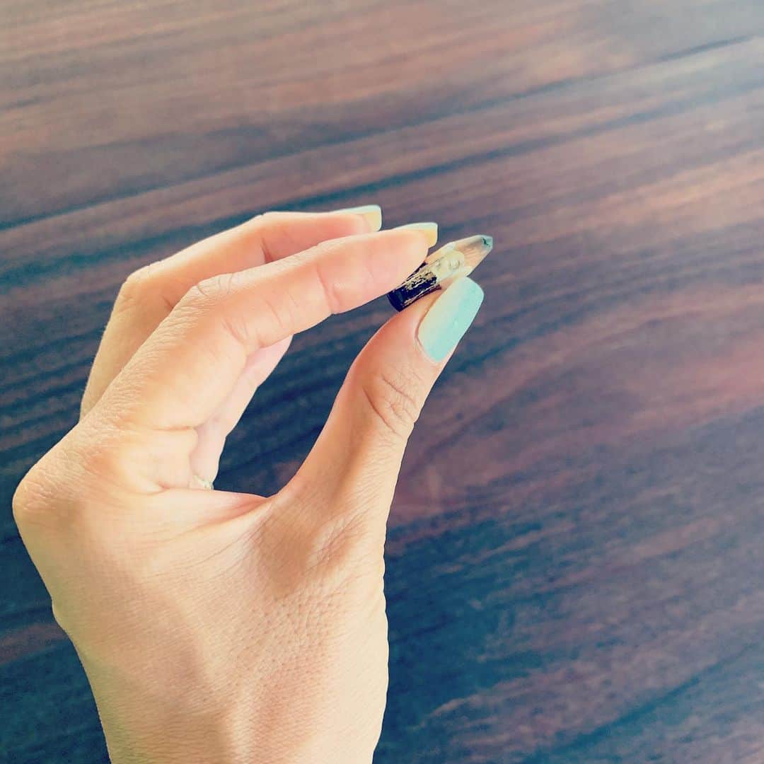のインスタグラム：「初めてのワンオペ子連れ長旅。ムスメの物は周到に持ってきたのに、自分のは忘れ物ばっか。まさかのメイクポーチまるごと忘れてきちゃって、非常用の眉描き一個しかない。ちなみに20年以上#資生堂 の200円眉描き使ってるけど、メイクもあまりしないからなかなか減らず、これも10年選手。コスパ良すぎ😂 #貧乏性 This is my favorite #eyebrowpencil Believe or not it’s 10+ years old. #makeup」
