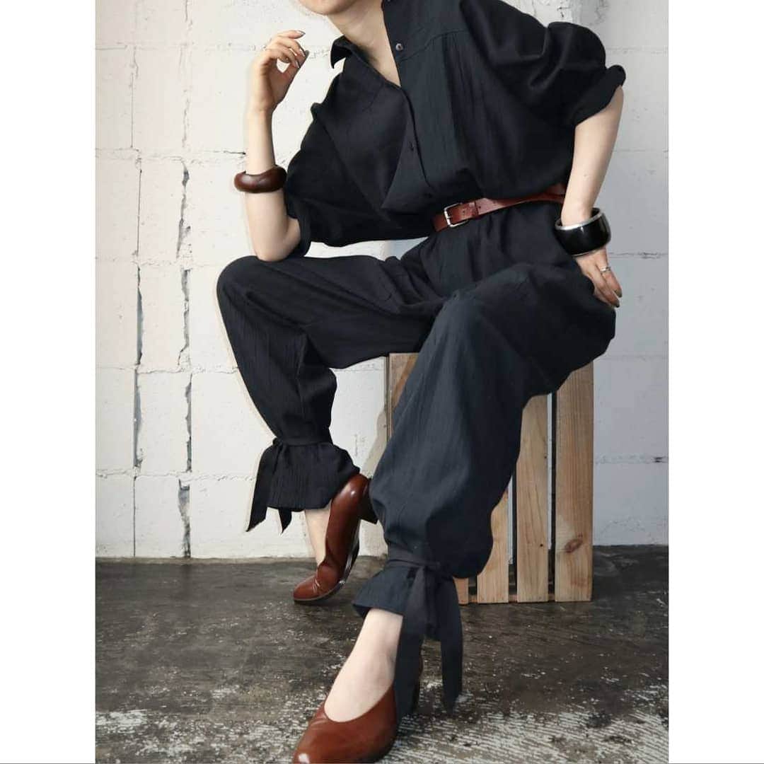 吉祥寺 古着屋 Orfeoのインスタグラム：「Vintage Black Jumpsuit  #Orfeo #kichijoji #tokyo #vintage #used #fashion #coordinate #outfit #オルフェオ #吉祥寺 #東京 #古着 #古着屋 #ヴィンテージ #ユーズド #ファッション #コーディネート  掲載商品のお問い合わせはメールにて承っております。コメント、DMでのお問い合わせは受け付けておりませんのでご了承ください。」
